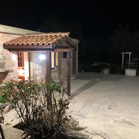 Dom wakacyjny Zivla's Stone House *